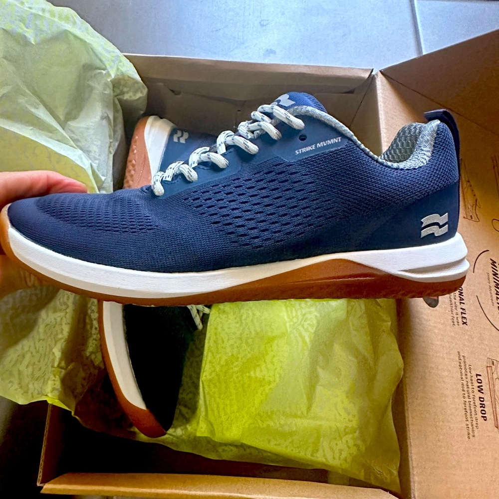 Strike Movement Haze Trainer in Navy Blue/Gum size 6 men/7.5 women/38.5 EUR